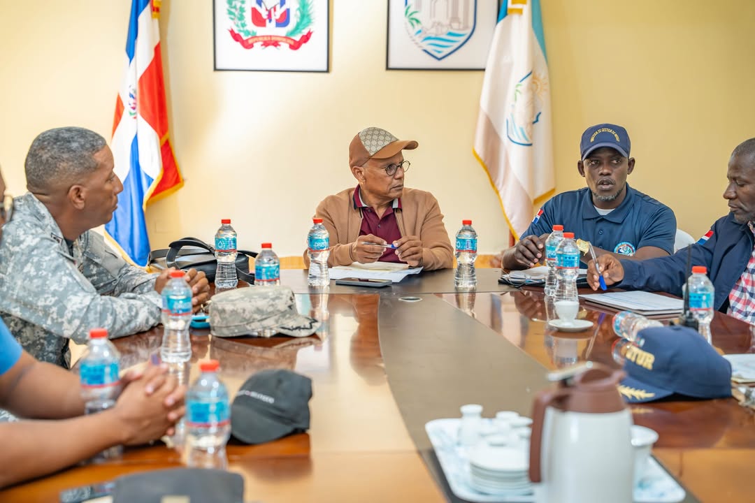 Alcalde Ramón Candelaria coordina acciones para “Playa de Boca Chica, Tu Playa”