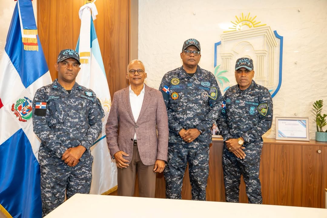 Nuevo comandante de la Policía Nacional se presenta en la Alcaldía de Boca Chica