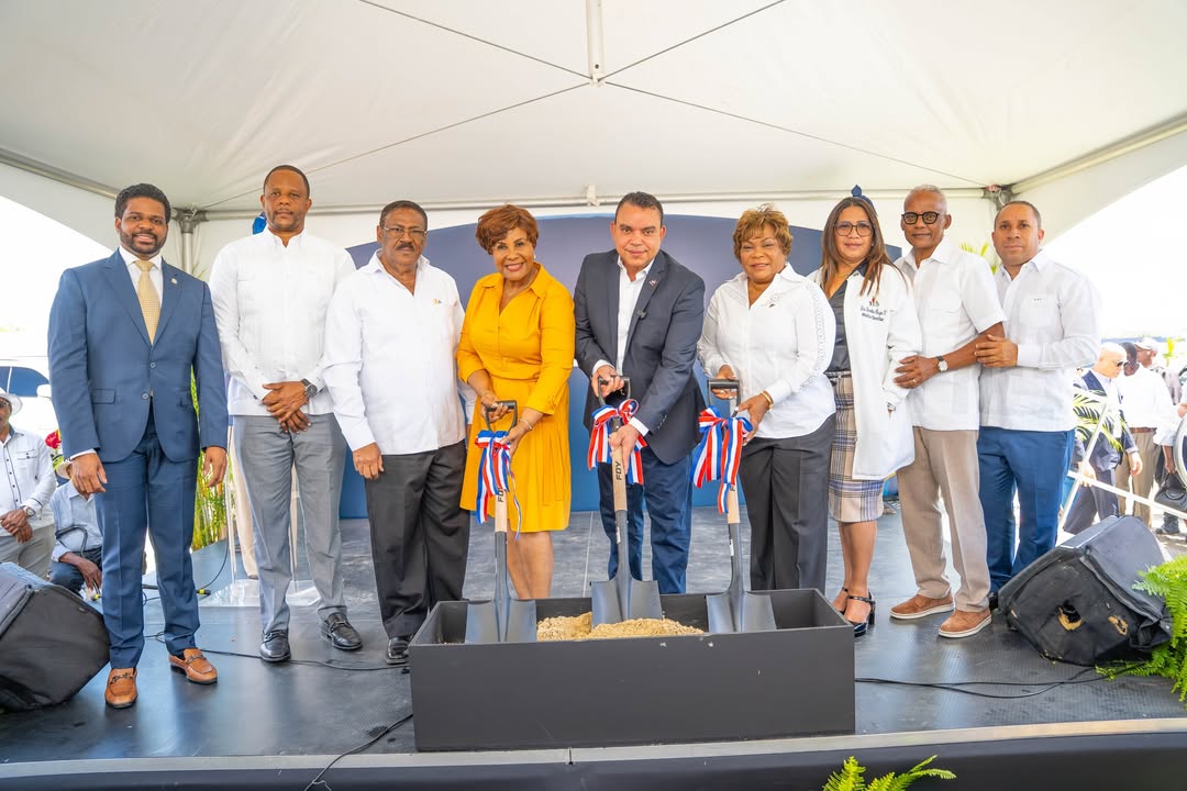 Primer palazo para la construcción del Hospital Pediátrico en Andrés, Boca Chica.