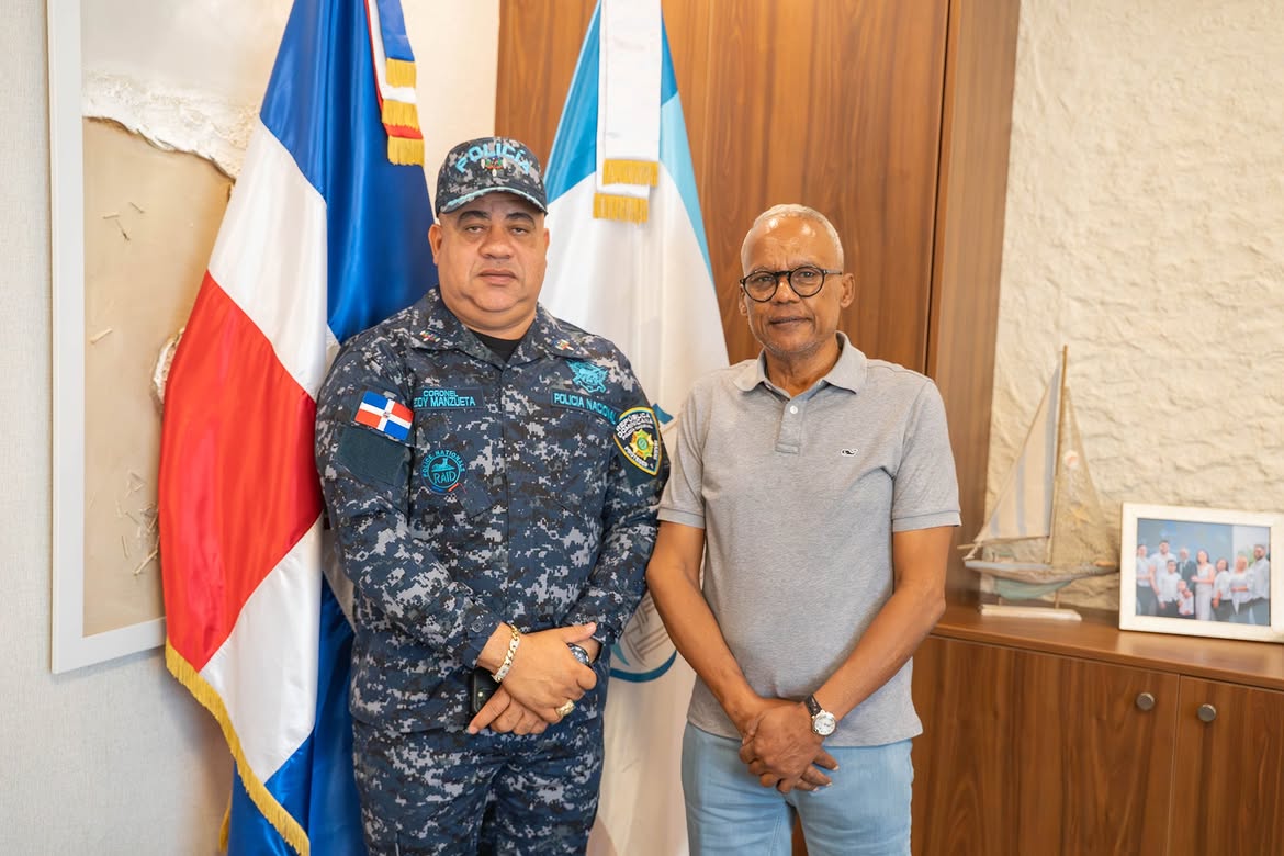 Alcalde Ramón Candelaria recibe al nuevo encargado de la Policía Nacional E-4 en Boca Chica