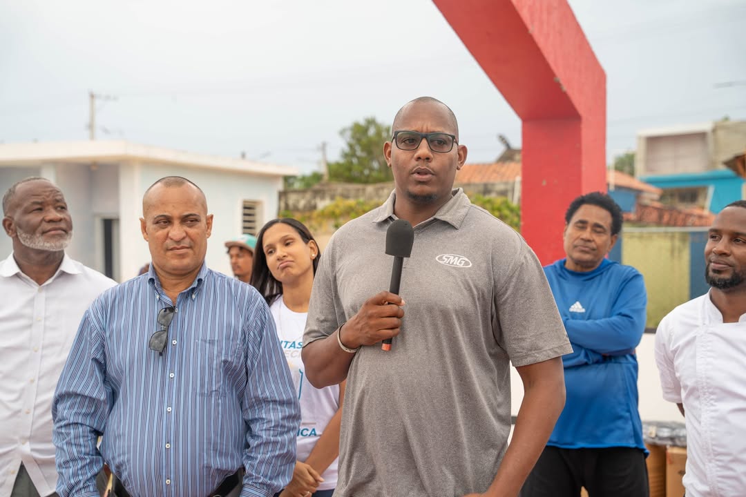 Entrega de importantes utilidades deportivas a los atletas de la cancha de Los Tanquecitos