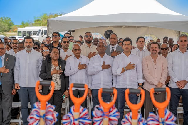 Primer palazo para la construcción del alcantarillado sanitario de Boca Chica