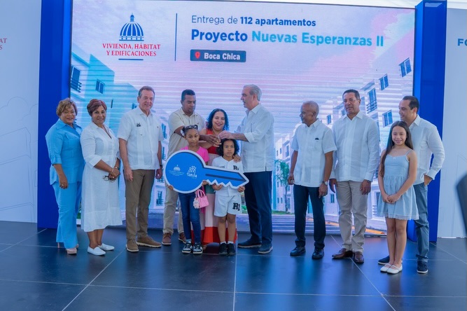 Alcalde Ramón Candelaria acompaña al presidente @luisabinader en entrega de 112 viviendas en Brisas del Norte